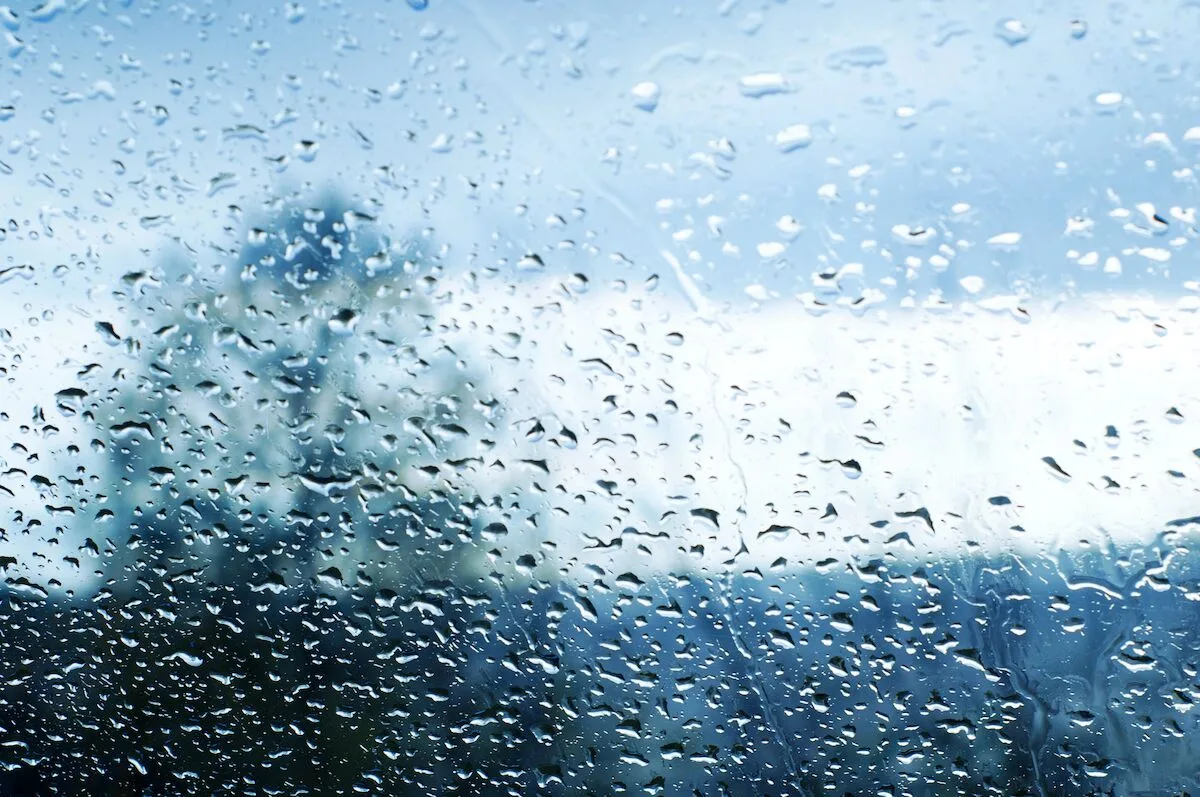 A chuva não lhe lava apenas o carro: a carga elétrica das gotas também corrói a pintura
