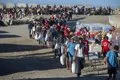 La Policía usa gas lacrimógeno durante el reparto de alimentos a los migrantes en la playa ceutí del Trampolín