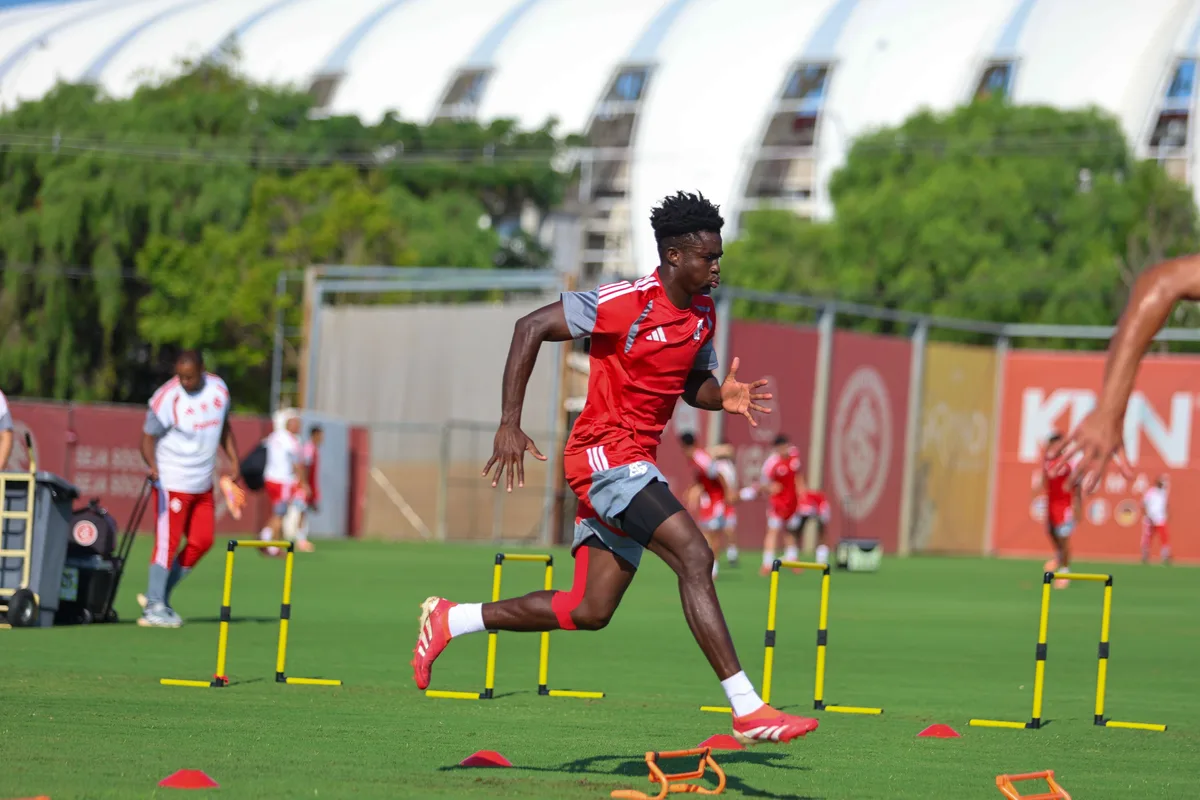 Inter acerta novo empréstimo e mantém volante Denis, de Gana