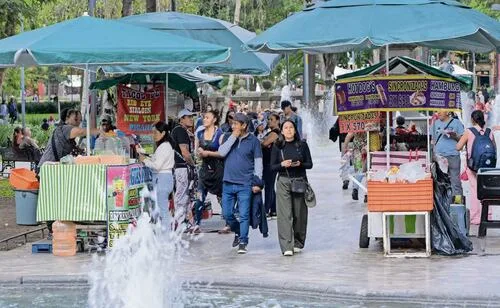 Acuerdan 85 espacios para ambulantes en la Alameda Central; gobierno de CDMX firma convenio con comerciantes