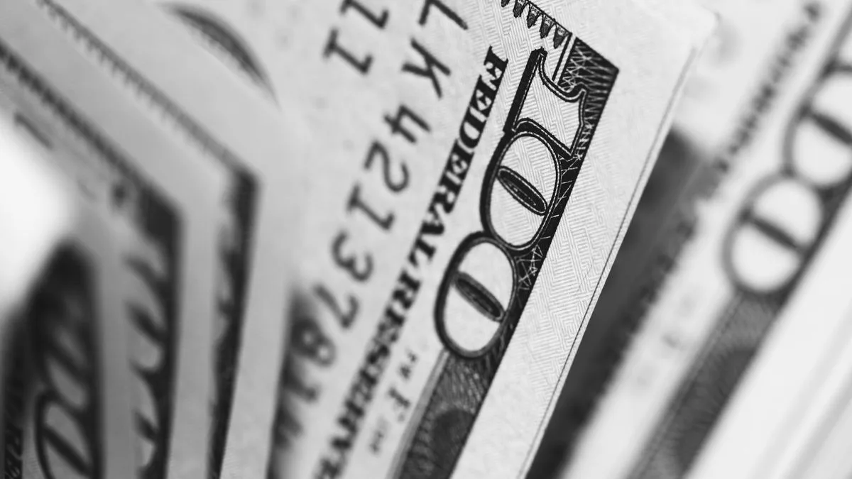 El dólar mayorista avanza en el cierre de la semana, pero la brecha con el techo de la banda ya roza el 28%