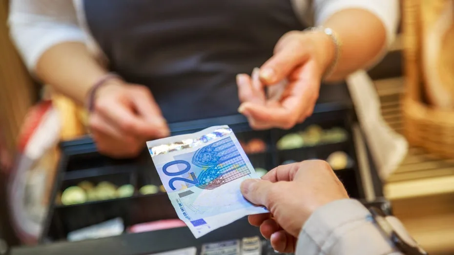 Schluss mit "nur Bargeld": Geschäfte und Restaurants sollen Kartenzahlung akzeptieren