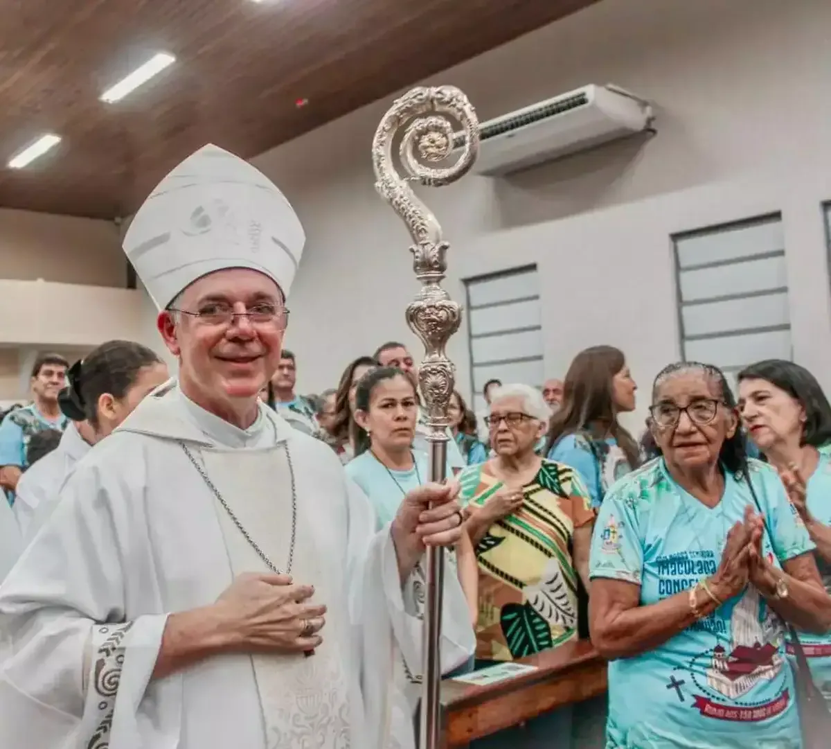 Dom Antonio Fontinele preside missa da Festa de Nossa Senhora Aparecida na Vila Pia