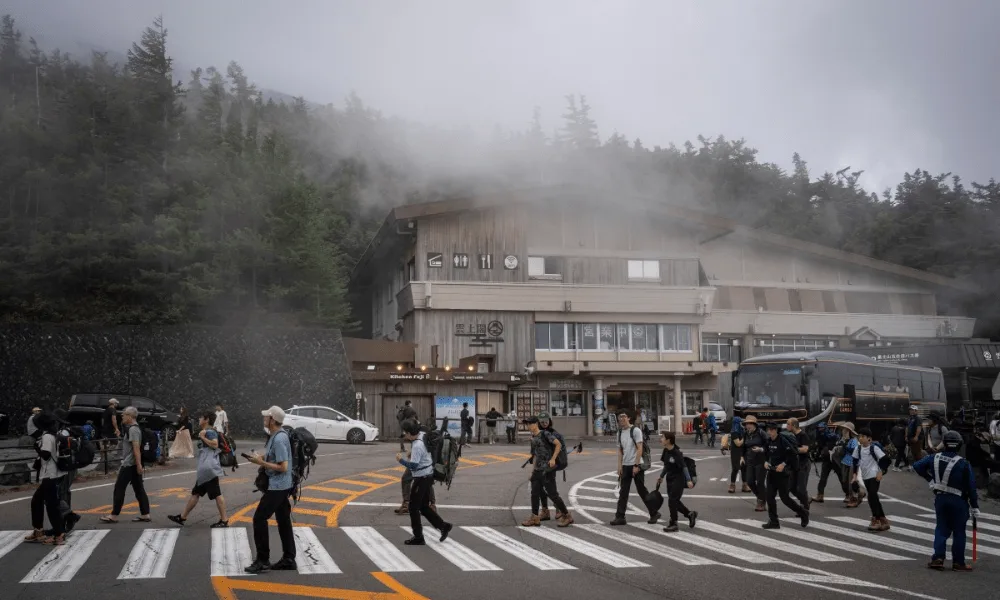 Pai deixa filho de 7 anos sozinho no Monte Fuji para continuar subida