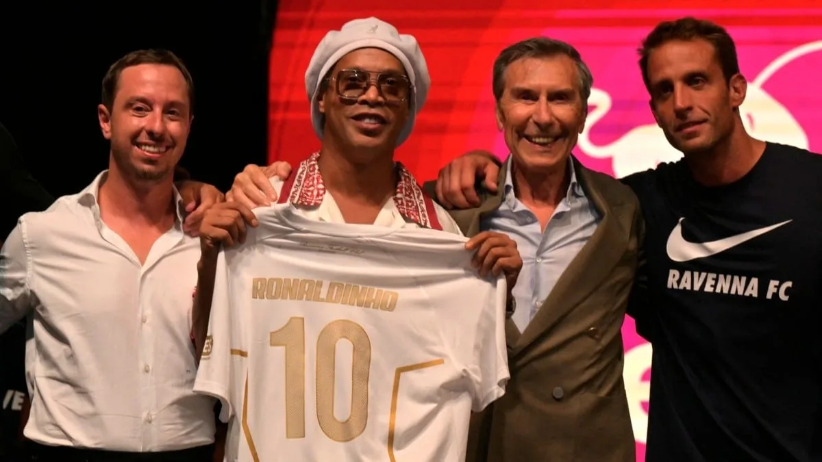 Afinal, Ronaldinho vai jogar ou não pelo Ravena após contratação