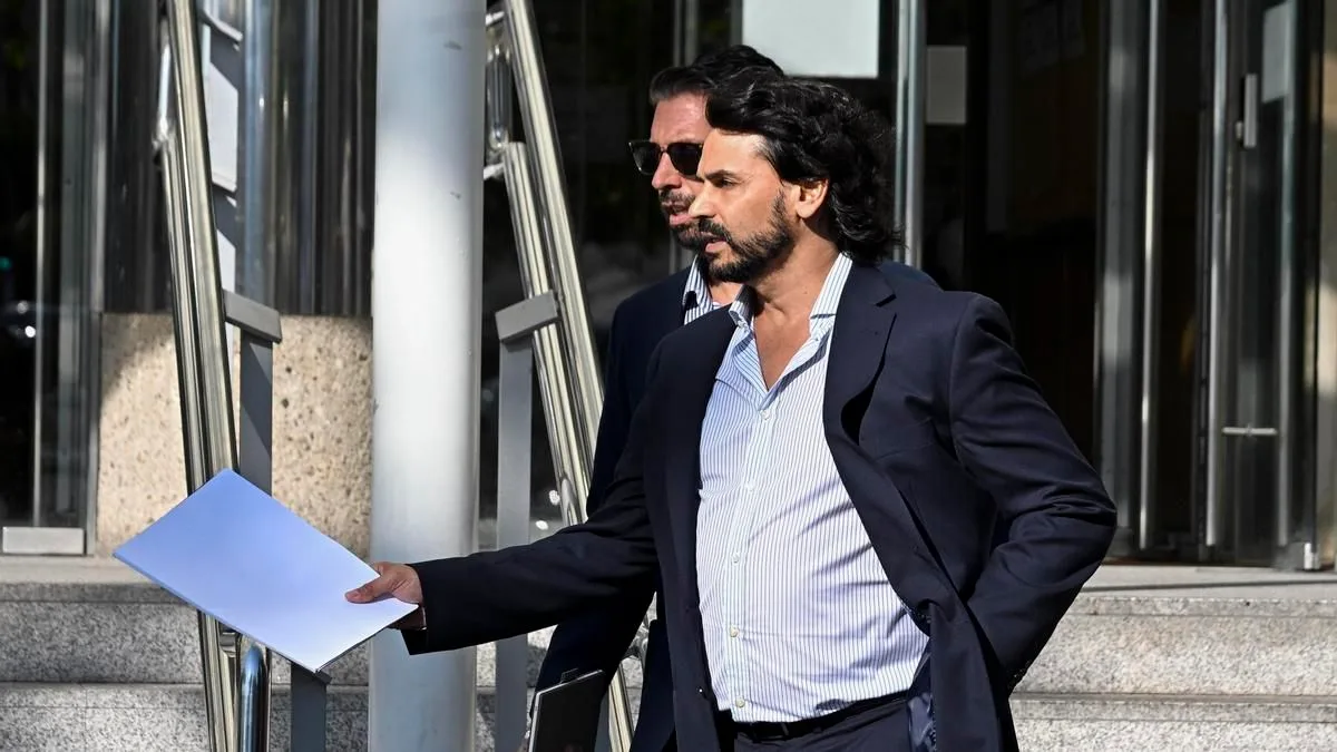 El juez imputa al directivo de Quirón por el presunto "soborno" de la pareja de Ayuso en un negocio de mascarillas
