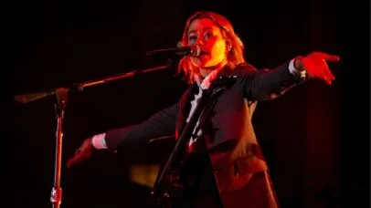 Phoebe Bridgers cancela shows no Reino Unido devido a problema de saúde
