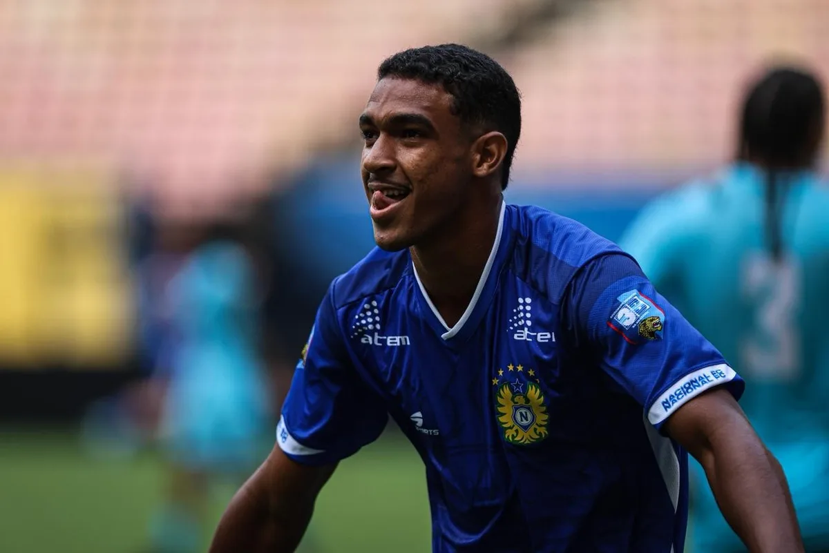 Vitinho celebra acesso com o Nacional e fase: "Vivo um dos meus melhores momentos na carreira"