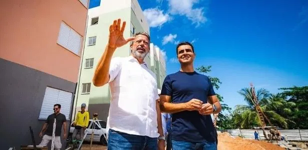 Foto de Renan com Lula e pressão de Lira explicam reviravolta de JHC em AL