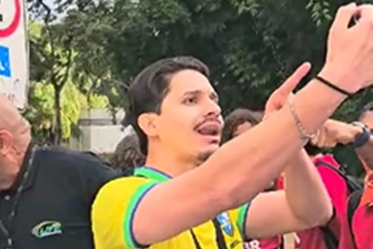 Candidato conhecido por atrapalhar aulas toma "dedada" na UnB e chuta aluno