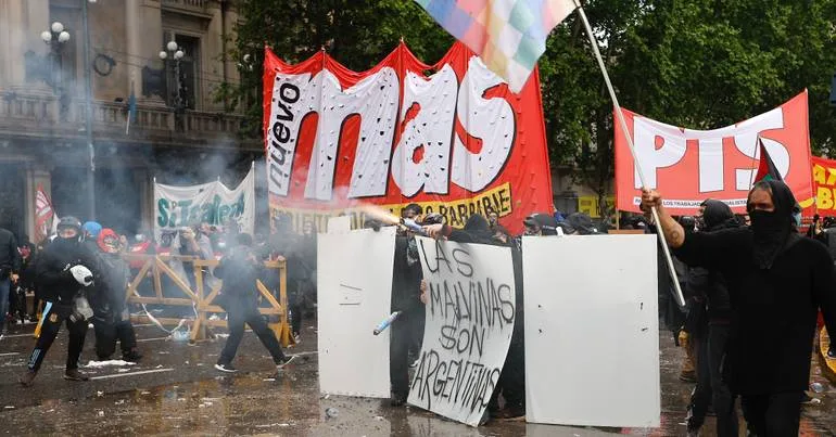Polícia argentina reprime manifestação contra Governo
