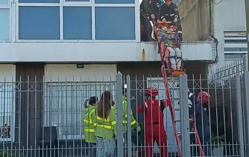 Escapaba de la Policía, se tiró de un balcón y se quebró la espalda: tuvieron que rescatarlo los bomberos