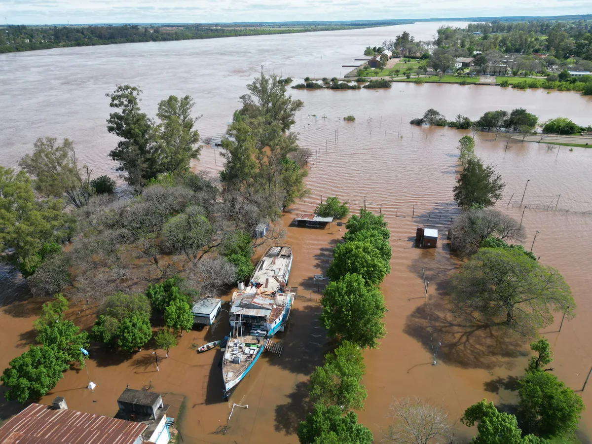 El Niño: el río Paraná sigue creciendo y provoca más evacuaciones y aislamiento de localidades