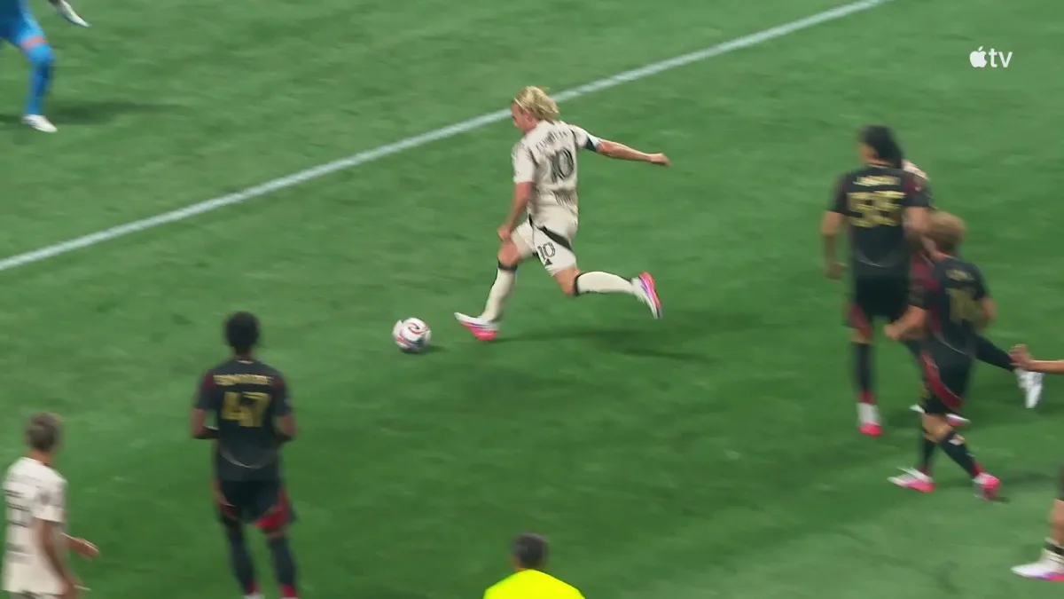 Assista ao belo gol de Forsberg após escapar da armadilha de impedimento do Atlanta United