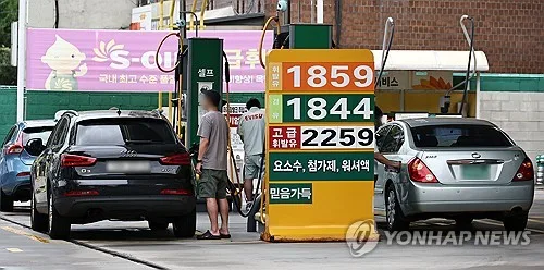 주유소 기름값 15주째 하락…휘발유·경유 1천800원대 유지