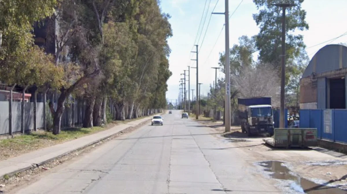 Córdoba: un hombre de 70 años perdió el control de su auto, chocó contra un árbol y murió