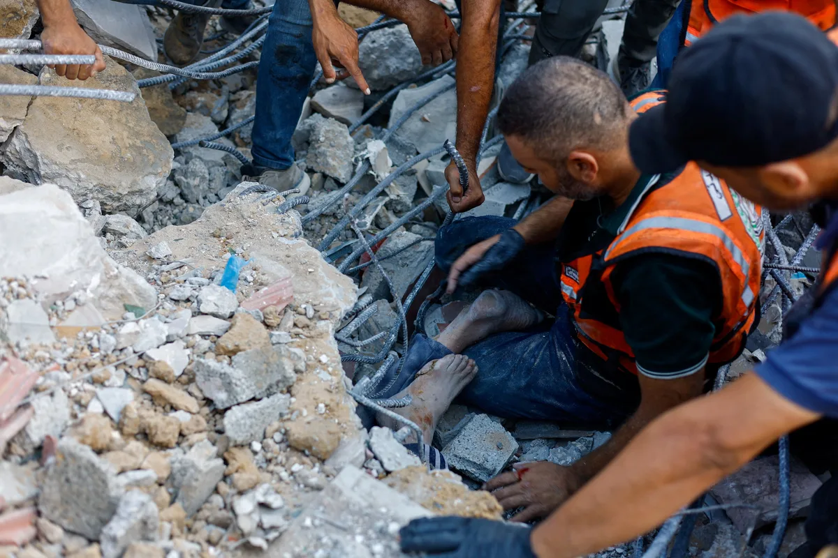 Al menos 16 gazatíes mueren al derrumbarse el edificio en el que se refugiaban, parcialmente destruido por los bombardeos israelíes