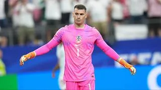 Dominik Livakovic aterriza en Barcelona para cerrar su incorporación al conjunto azulgrana
