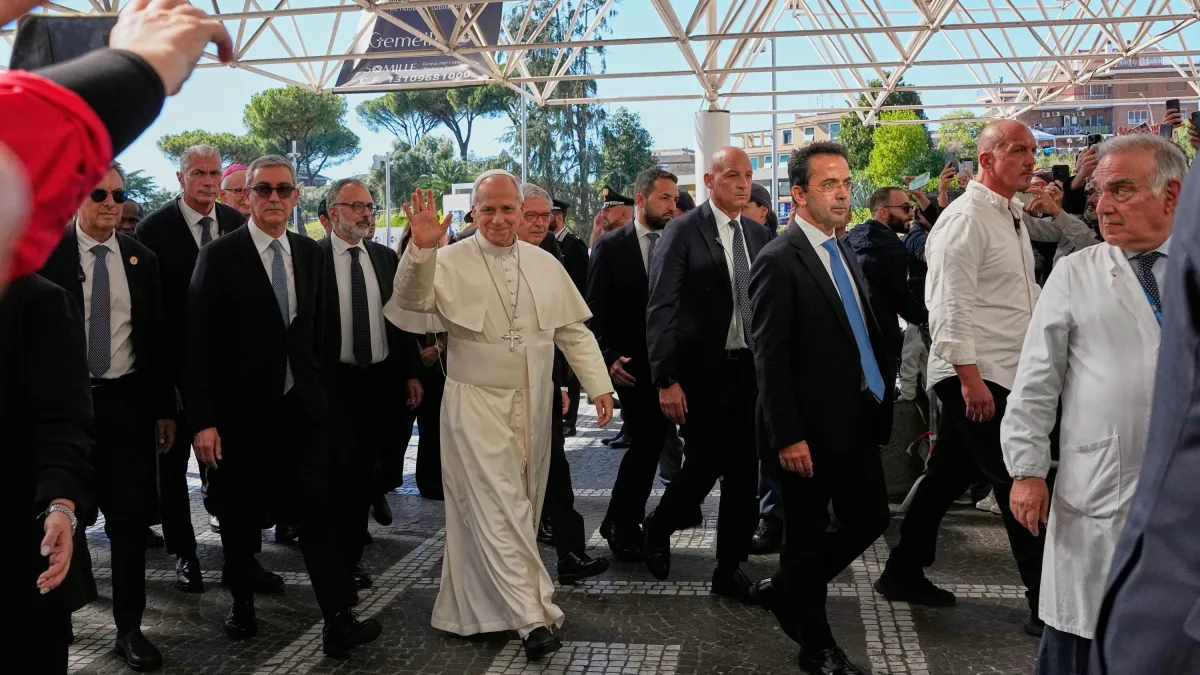 Leo XIV.: Vatikan: Papst hat das Krankenhaus verlassen