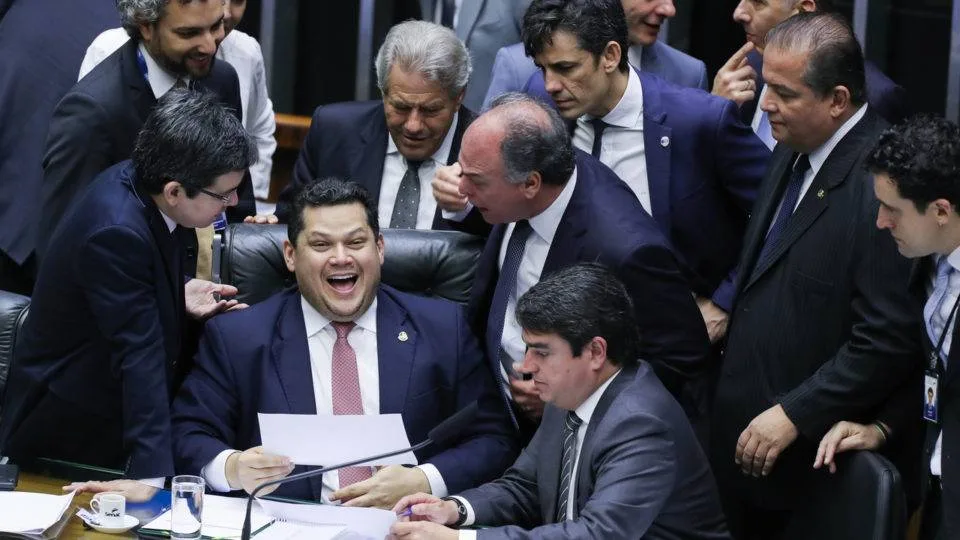 PEC 6×1 vira sobrevida de Alcolumbre no comando do Senado