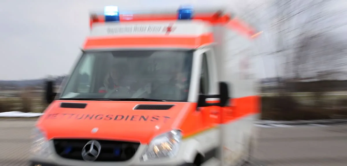 89-Jähriger prallt in Holtgast gegen Baum – schwere Verletzungen
