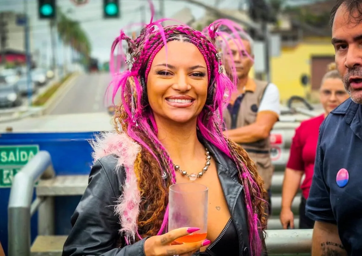 Atração do Rock in Rio, DJ Clementaum comanda a Parada LGBT+ em Rio Branco
