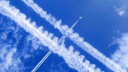Le changement d'altitude des avions peut permettre des "gains climatiques en évitant les traînées de condensation", explique le chercheur Olivier Boucher