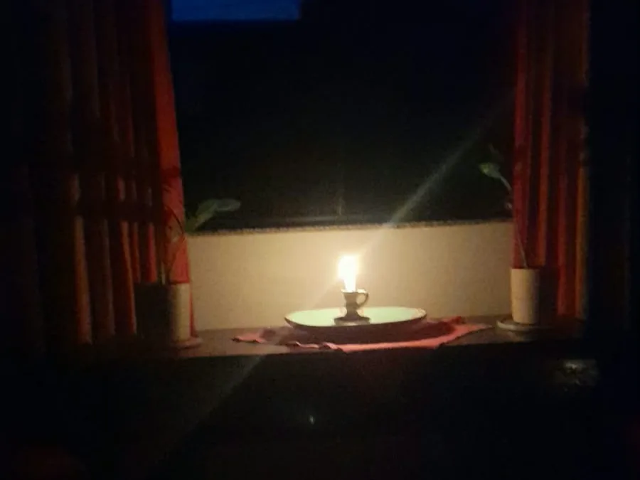 Moradores improvisam para enfrentar 24 horas sem energia