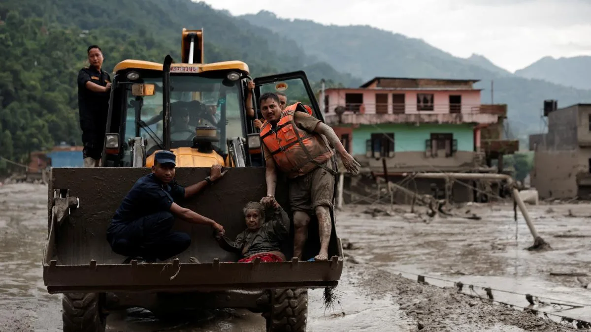 Así está siendo el rescate de personas atrapadas en lodo tras la riada de Nepal