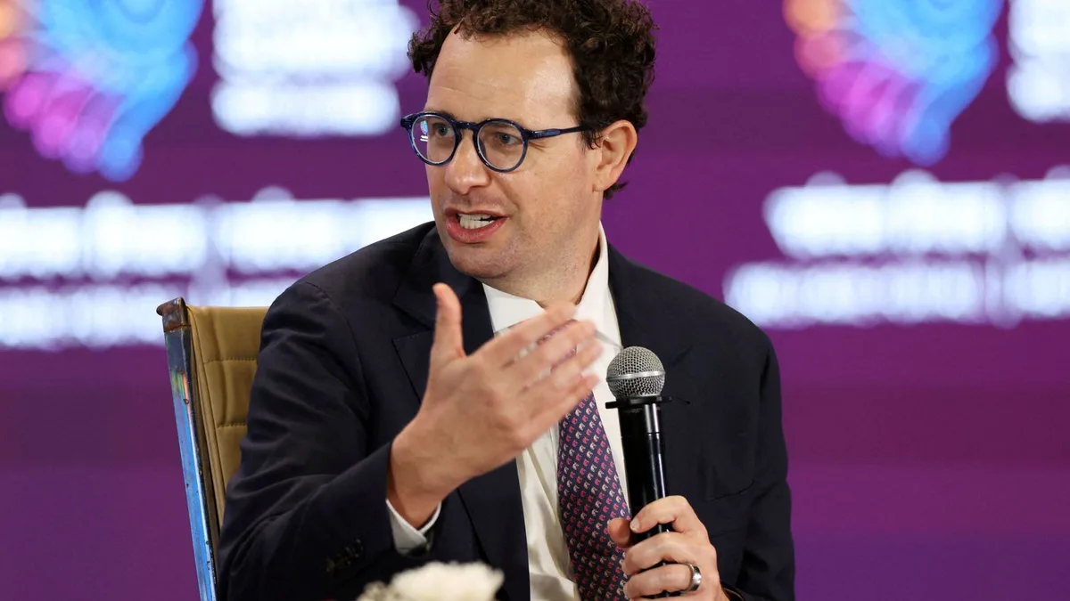 El CEO de Anthropic pide "bajar el ritmo" del desarrollo de la inteligencia artificial para evitar que se pueda "perder el control"
