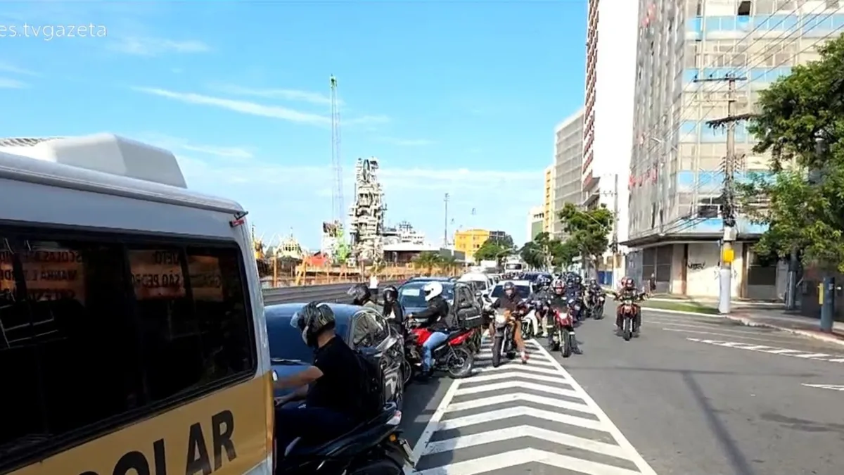 1º dia útil com ciclovia provisória registra trânsito na Beira-Mar, em Vitória