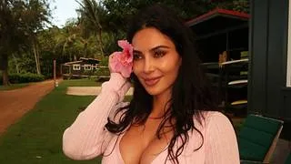 Kim Kardashian causa impacto por llevar ajustado bikini negro