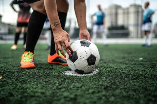 Tropezó con una alfombra rota mientras jugaba al fútbol 5, se fracturó tibia y peroné y le pagarán $31 millones