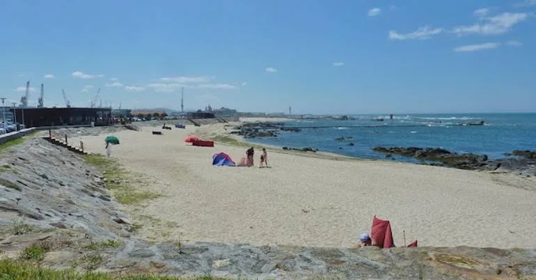 Veleiro naufragou junto à praia Norte. Tripulantes salvos