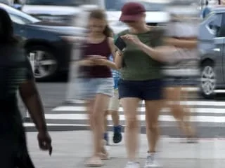 En Italie, les piétons pourraient être punis de 75 € d’amende s’ils traversent la route en regardant leur téléphone