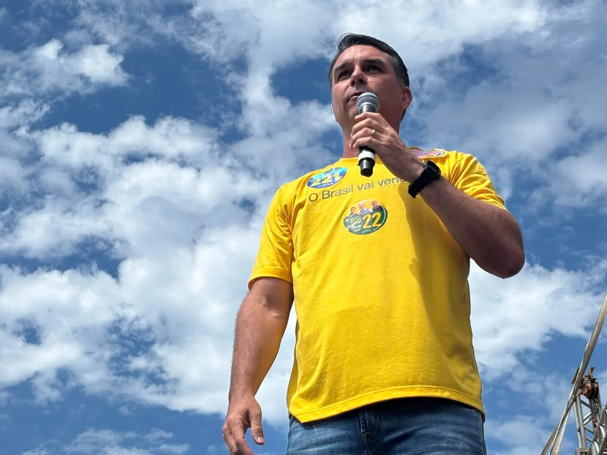 Flavio Bolsonaro critica legislação ambiental de Cabo Frio e defende 'grandes empreendimentos' na cidade