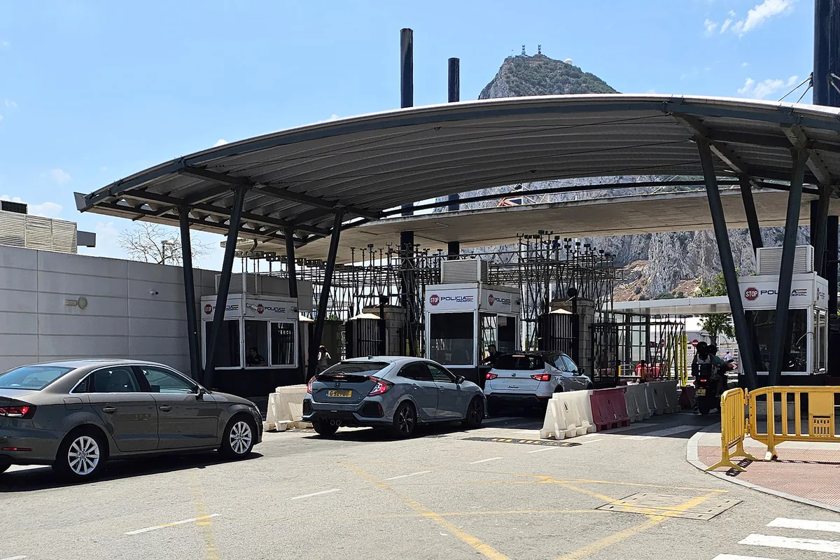 Gibraltar comienza a multar a taxistas españoles por entrar a suelo llanito y expulsa a Uber de sus carreteras