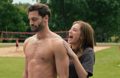 “A Hipótese do Amor” ganha trailer com namoro falso e química real de Lili Reinhart e Tom Bateman