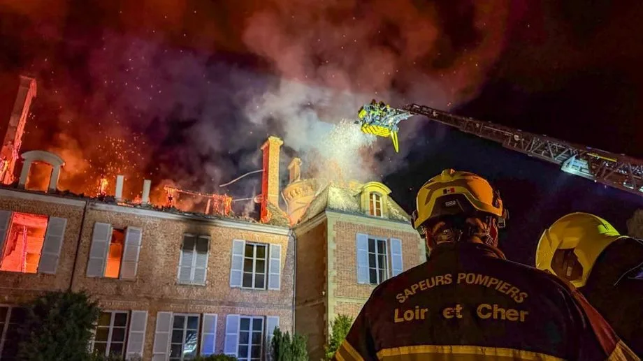 "J'ai envie de pleurer" réagit le maire de Theillay après l'incendie qui a ravagé le château du XVIᵉ siècle