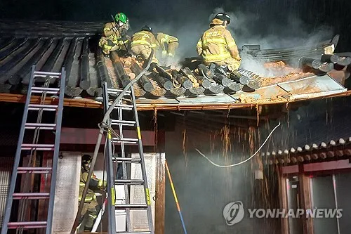 담양 죽녹원 내 우송당서 불…기와 지붕 처마로 번져 진화 난항