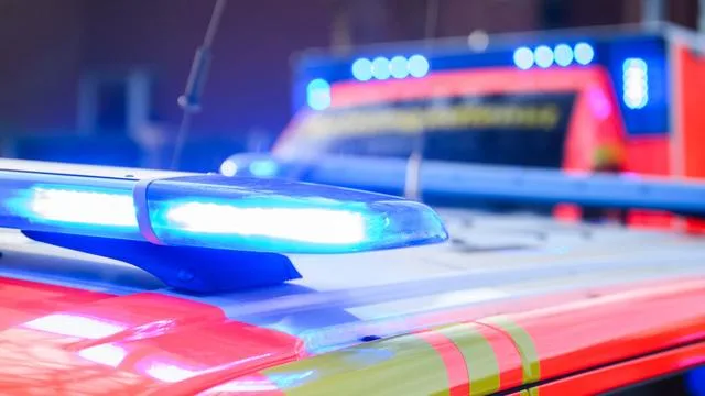 Verkehrsunfall eines Kindes: Junge auf E-Scooter von Auto erfasst und schwer verletzt