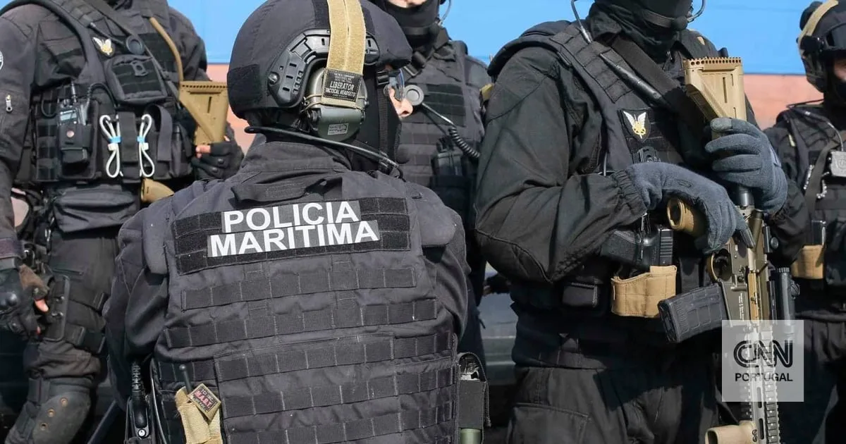 Polícia Marítima apreende quase seis mil litros de combustível num barco abandonado em Almada