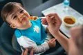 Un estudio recomienda estar atentos a lo que comen los hijos sin forzar, premiar ni prohibir