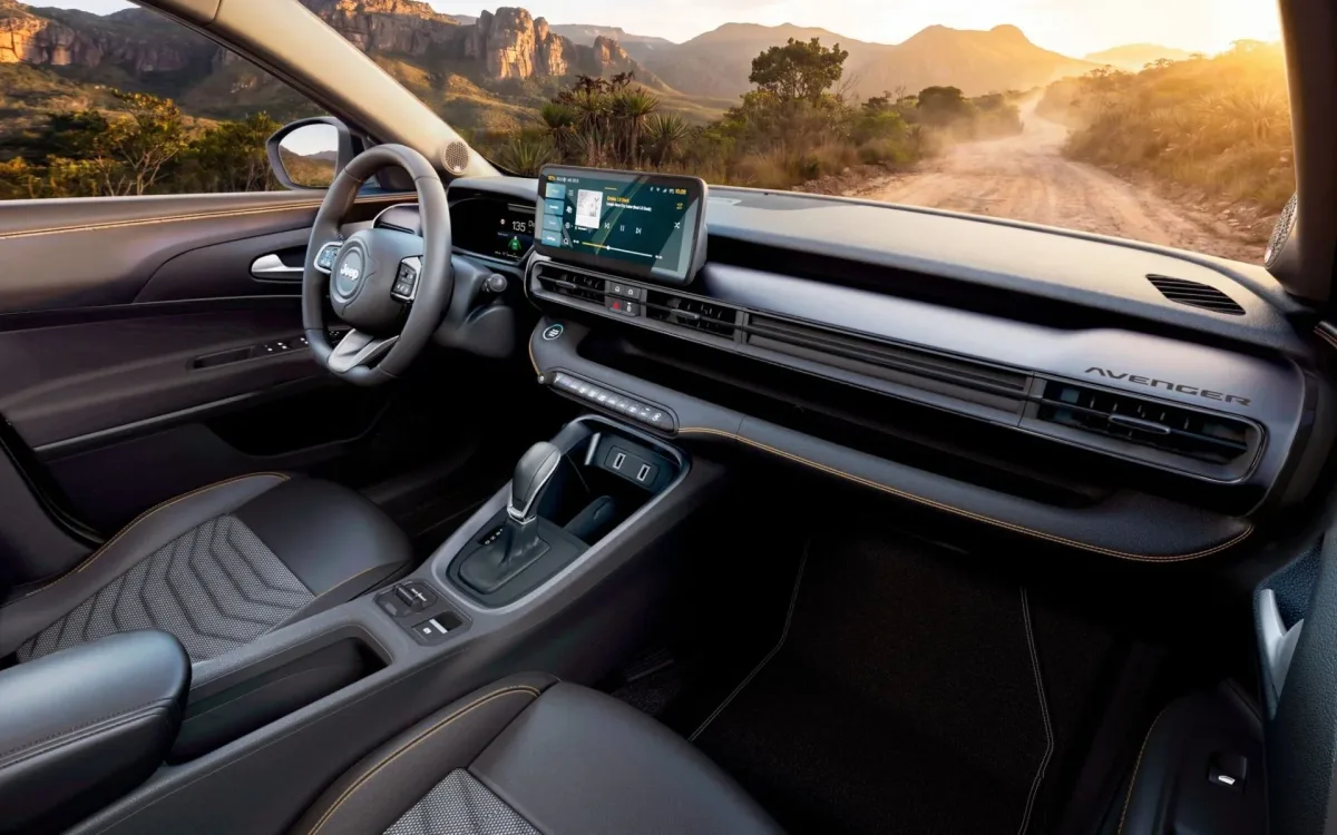 Jeep lança edições comemorativas de SUVs com ChatGPT e motor híbrido-leve
