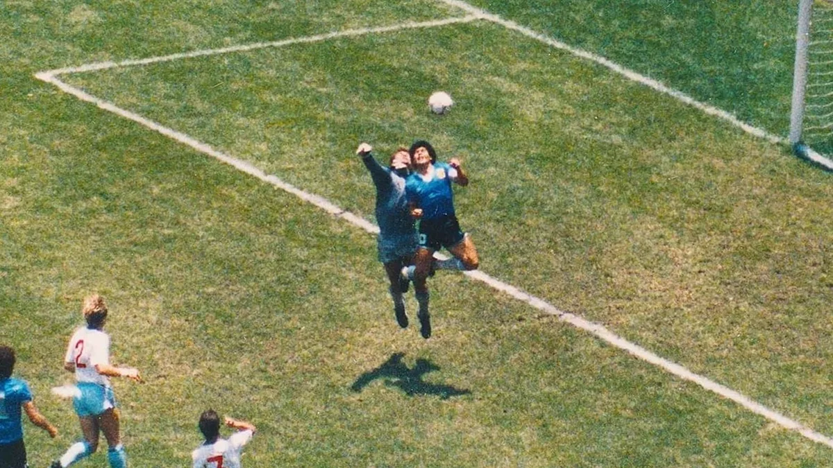 El millonario precio que se pagó por la pelota con la que Diego Maradona anotó los míticos goles contra Inglaterra en México 86