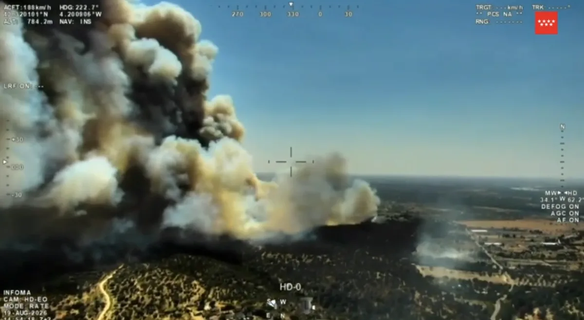 El incendio en Aldea del Fresno obliga a confinar dos municipios, cortar la M-510 y desplegar a la UME
