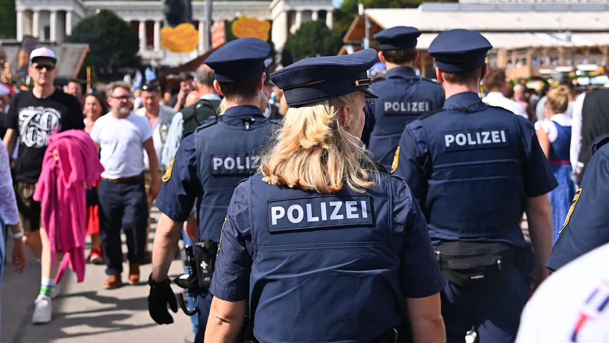 Festnahme! - Amerikaner zeigt Hitlergruß auf dem Oktoberfest