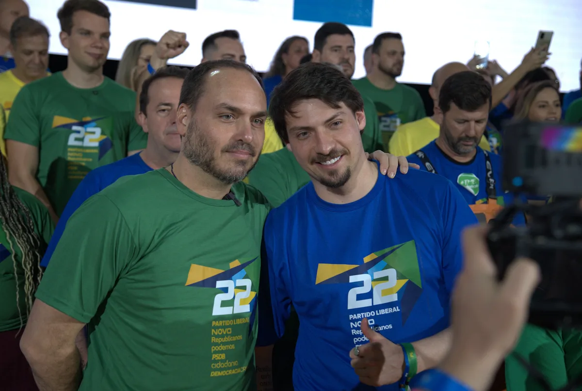 Moraes libera visitas permanentes de Carlos e Jair Renan a Bolsonaro na prisão