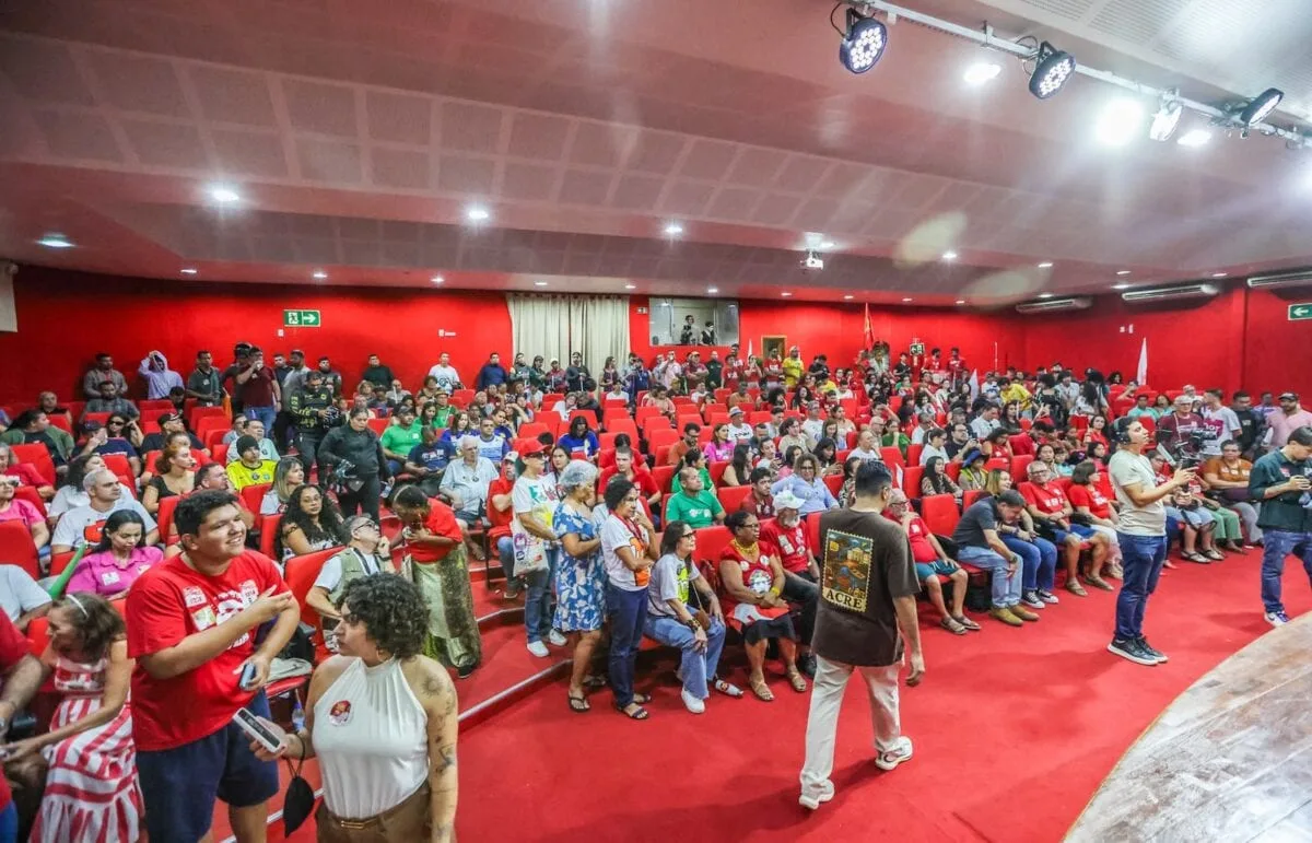 No Acre, petistas entoam “Olê, olê, olê, olá, Lula” durante Super Live