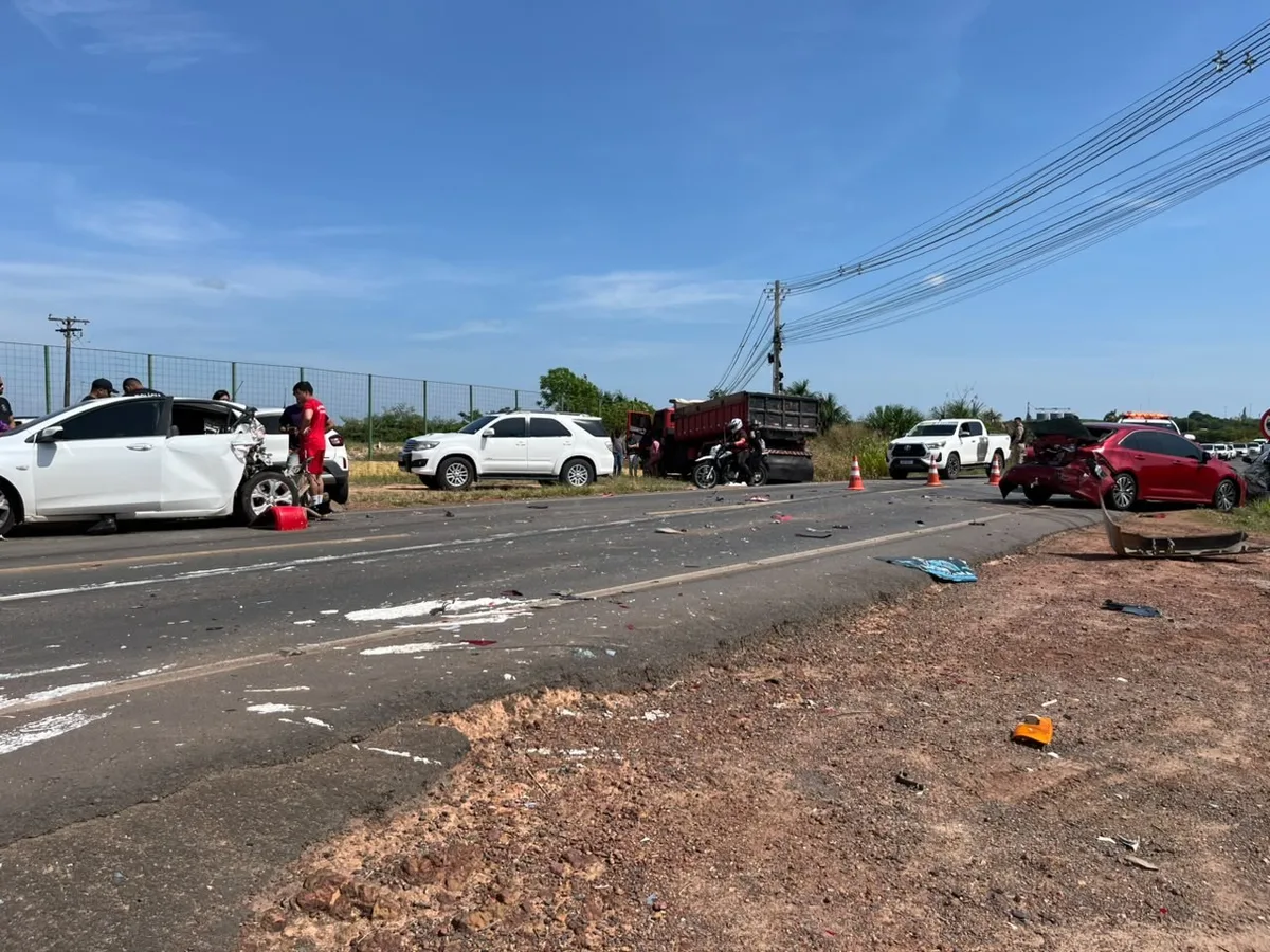 Caçamba perde controle e provoca engavetamento com seis veículos na BR-174, em Boa Vista
